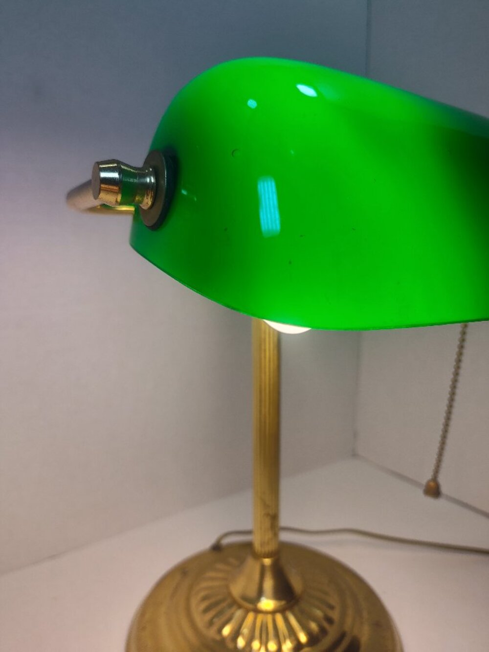 Green Glass Banker Desk Lamp Brass Tone Pull Chain Table Lamp Tested Working - Picture 3 of 12